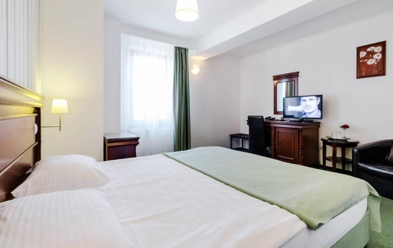 Hotel Bulevard Fagaras Luaran gambar