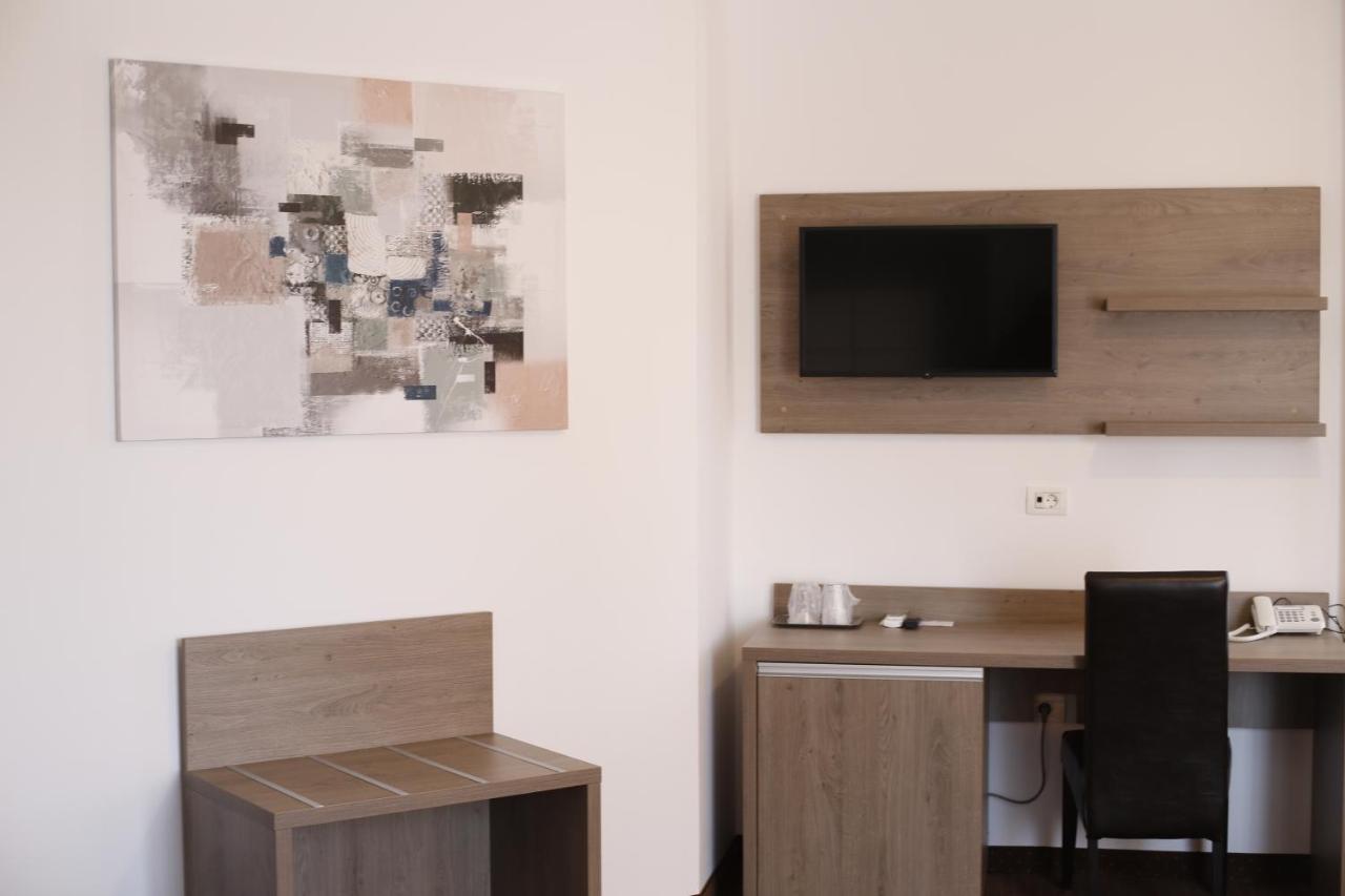 Hotel Bulevard Fagaras Luaran gambar