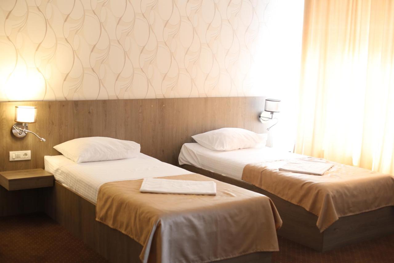 Hotel Bulevard Fagaras Luaran gambar