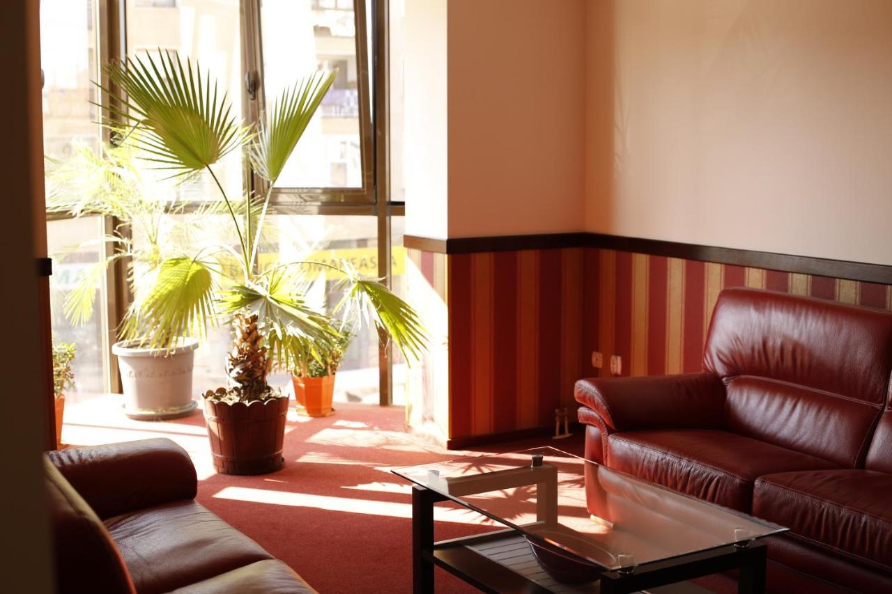 Hotel Bulevard Fagaras Luaran gambar