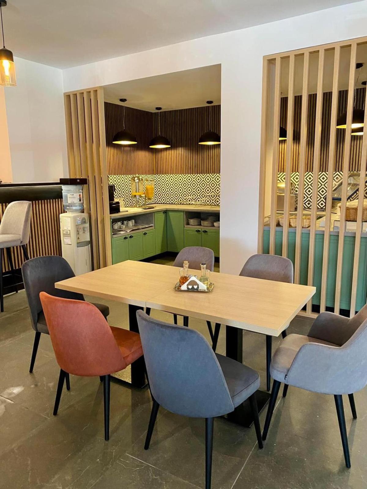 Hotel Bulevard Fagaras Luaran gambar