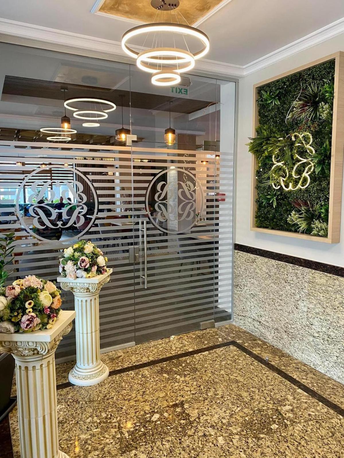 Hotel Bulevard Fagaras Luaran gambar
